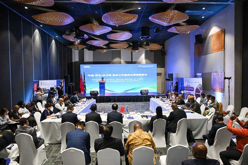 会议室里的人们
中度可信度描述已自动生成