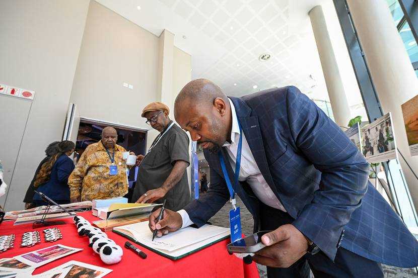 图片包含 人, 室内, 男人, 桌子
描述已自动生成