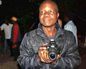 A person holding a camera
AI-generated content may be incorrect.